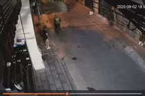 Cô gái bị cướp giật điện thoại trên phố ở Hà Nội