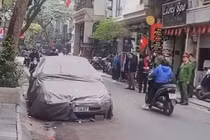 Cẩu, kéo ô tô phủ bạt đỗ cố định suốt nhiều năm trên phố Hà Nội