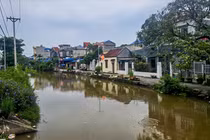 Mẹ ôm con hơn 5 tháng tuổi nghi nhảy xuống sông tự tử