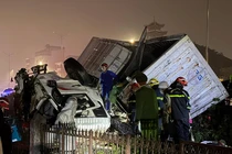 Cận cảnh xe tải bị tàu hoả tông biến dạng khi cố vượt qua đường