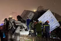 Cận cảnh xe tải bị tàu hoả tông biến dạng khi cố vượt qua đường