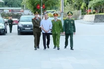 Phát hiện đối tượng truy nã khi tiếp nhận công dân do Trung Quốc trao trả