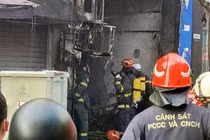 Cháy nhà cao tầng trên phố Hà Nội, 2 nạn nhân tử vong được đưa ra ngoài