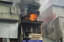 Cháy trên phố Hàng Mã, khói trắng đặc kèm mùi khét bốc ra từ tầng 3