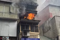 Cháy trên phố Hàng Mã, khói trắng đặc kèm mùi khét bốc ra từ tầng 3