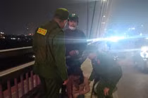 Nguyên nhân vụ người phụ nữ định tự tử tại cầu Nhật Tân 