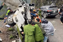 Kịp thời cứu 3 người trong vụ tai nạn ô tô rơi xuống taluy âm ở Tuyên Quang