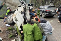 Kịp thời cứu 3 người trong vụ tai nạn ô tô rơi xuống taluy âm ở Tuyên Quang