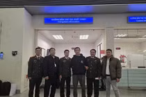 Công an Hà Nội bàn giao đối tượng truy nã quốc tế người Hàn Quốc