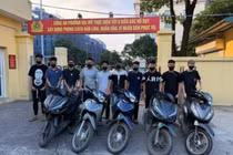 Bốc đầu xe trước chung cư ở Hà Nội, nhóm đối tượng bị khởi tố