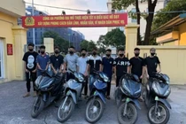 Bốc đầu xe trước chung cư ở Hà Nội, nhóm đối tượng bị khởi tố