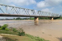 Lật tàu hàng trên sông Lô ở Phú Thọ, hai vợ chồng nghi mất tích