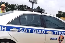 CSGT dùng xe đặc dụng chở cháu bé bị co giật đi cấp cứu