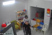 Khởi tố nữ giúp việc bạo hành cụ bà 90 tuổi, ngồi xe lăn ở Hà Nội