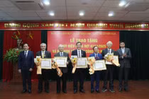 Đảng ủy VUSTA trao huy hiệu Đảng, tổng kết công tác năm 2025