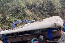 Thủ tướng yêu cầu khắc phục hậu quả vụ lật xe khiến 9 người tử vong ở Lào Cai