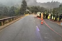 Lật xe khách chở 18 người khiến 3 người tử vong ở Sơn La