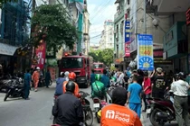 Cháy nhà trên phố ở Hà Nội, nhiều người hoảng loạn bỏ chạy