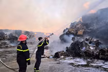 Dập tắt đám cháy lớn tại Cụm Công nghiệp Văn Phong