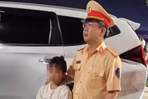 Bé gái bị đi lạc.