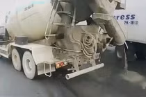 Xử phạt tài xế để xe bồn làm đổ bê tông tươi xuống đường ở Hà Nội