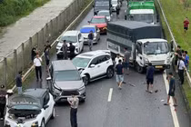 Tai nạn liên hoàn trên cao tốc Hà Nội – Thái Nguyên, nhiều xe hư hỏng