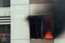 Cháy căn hộ tầng 23 chung cư Đông Trù