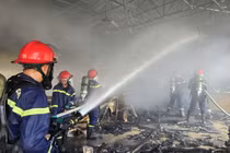 Phong tỏa hiện trường, dập tắt đám cháy tại quán ăn ở Sơn La