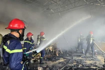 Phong tỏa hiện trường, dập tắt đám cháy tại quán ăn ở Sơn La