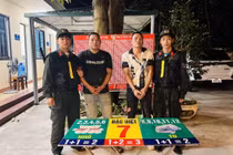 Bắt 2 đối tượng đánh bạc dưới hình thức trò chơi phi tiêu tại hội chợ