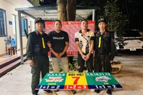 Bắt 2 đối tượng đánh bạc dưới hình thức trò chơi phi tiêu tại hội chợ