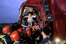 Giải cứu tài xế mắc kẹt trong cabin sau vụ tai nạn