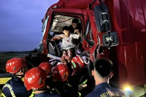 Giải cứu tài xế mắc kẹt trong cabin sau vụ tai nạn