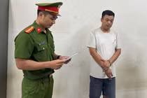 Tạm giữ tài xế taxi 'chặt chém' khách 4,2 triệu đồng 