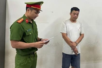 Tạm giữ tài xế taxi 'chặt chém' khách 4,2 triệu đồng 