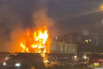 Xe tải bốc cháy ngùn ngụt ở đường Vành đai 3 trên cao ở Hà Nội 