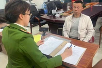 Tạm giữ hình sự tài xế vụ lật xe ô tô ở Ngã tư Sở ở Hà Nội