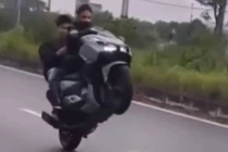 Nam thanh niên bốc đầu xe máy trên đường ở Hà Nội và cái kết