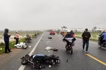 Ô tô va chạm xe máy điện khiến 2 học sinh tử vong ở Hưng Yên