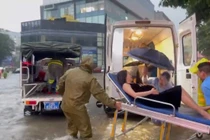 Kịp thời hỗ trợ sản phụ đi cấp cứu do sinh non trong ngày mưa bão