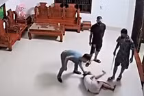 Người phụ nữ bị nhóm côn đồ xông vào nhà hành hung dã man ở Phú Thọ