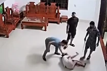 Người phụ nữ bị nhóm côn đồ xông vào nhà hành hung dã man ở Phú Thọ