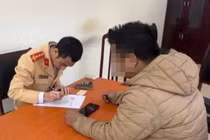 Xử phạt người đàn ông lái xe máy biển xanh không đội mũ đi trên phố Hà Nội