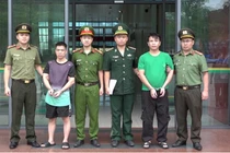 Tiếp nhận 38 công dân Việt Nam, phát hiện 2 kẻ có lệnh truy nã