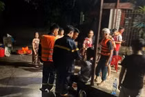 Lật xuồng cứu hộ, 7 cán bộ được cứu an toàn ở Lạng Sơn