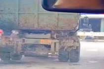 Xử phạt tài xế xe tải để nước thải chảy xuống đường ở Hà Nội