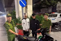 Khống chế 2 đối tượng mang hung khí hành hung người đi đường ở Hà Nội