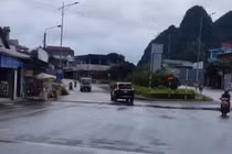 Xử phạt, trừ điểm GPLX tài xế đi ô tô biển xanh ngược chiều ở Cao Bằng