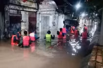 Di dời hơn 60 hộ dân ở Hà Nội trong đêm do nước ngập sâu