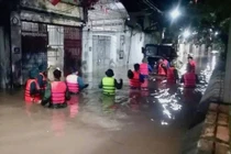 Di dời hơn 60 hộ dân ở Hà Nội trong đêm do nước ngập sâu